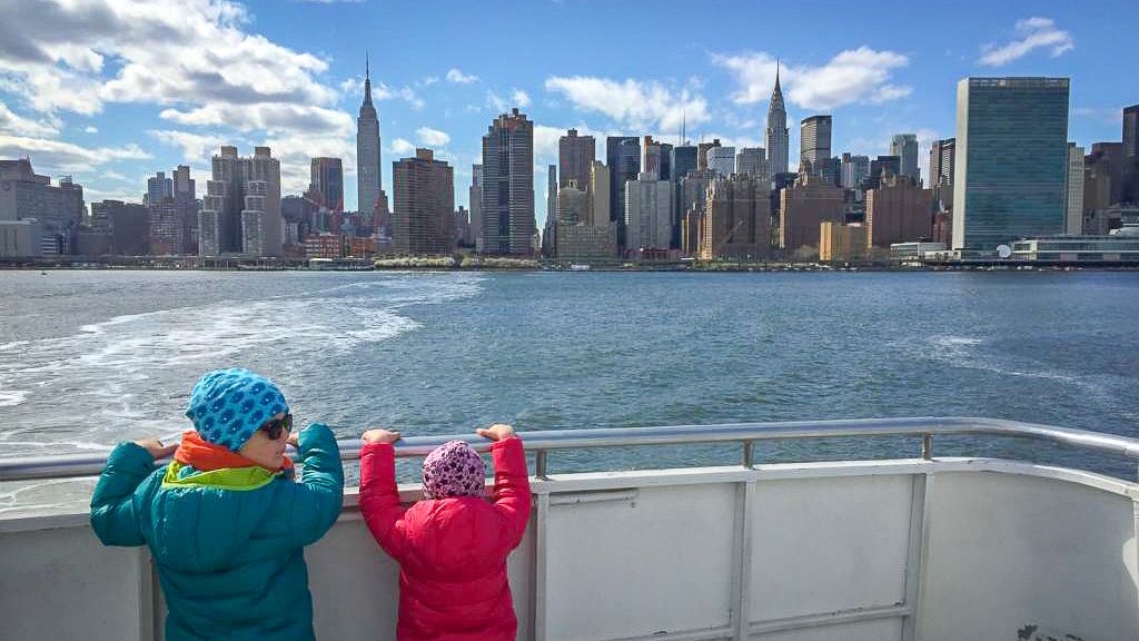 Jack & Leilah geniessen die Aussicht auf die New Yorker Skyline