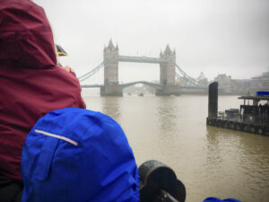 Sich öffnende Tower Bridge - Auch bei Regen ein Highlight